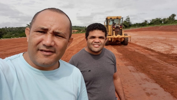Prefeitura realiza o encerramento da terraplanagem do campo no Povoado Fortuna